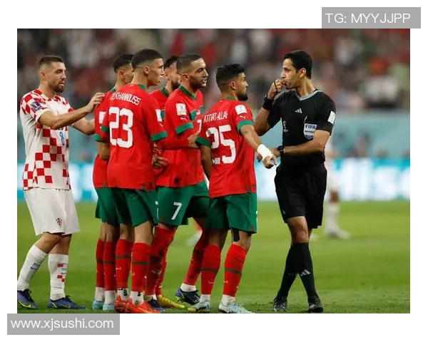 身穿球星背心的足球运动员奔跑在绿茵场上展现激情与力量